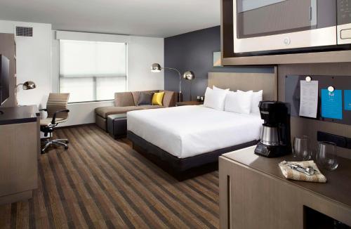 una camera d'albergo con letto e divano di Hyatt House Denver Lakewood Belmar a Lakewood
