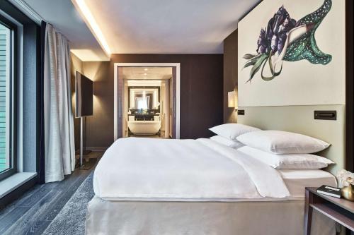 Кровать или кровати в номере Hyatt Regency Amsterdam