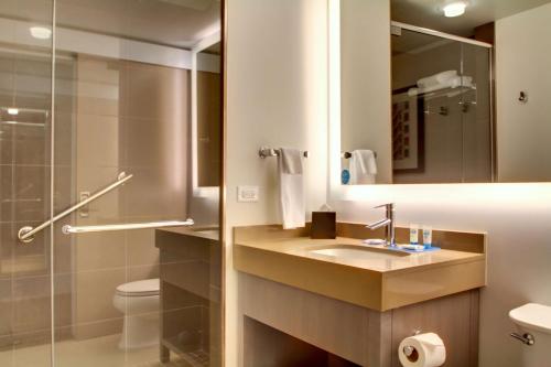 y baño con lavabo, ducha y aseo. en Hyatt House Chicago/Evanston, en Evanston