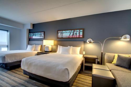 Habitación de hotel con 2 camas y sofá en Hyatt House Chicago/Evanston, en Evanston