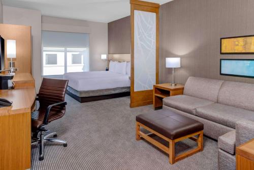 Postel nebo postele na pokoji v ubytování Hyatt Place Dallas/Allen