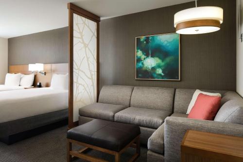 pokój hotelowy z kanapą i łóżkiem w obiekcie Hyatt Place Kansas City Lenexa City Center w mieście Lenexa