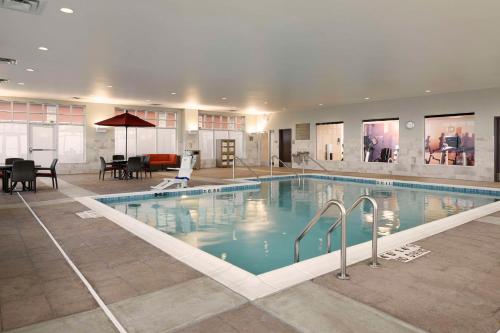 uma grande piscina num quarto de hotel em Hyatt Place Madison/Verona em Verona