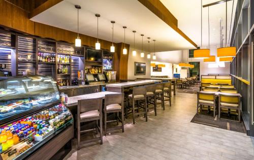 a restaurant with tables and chairs and a bakery at Hyatt Place Washington D.C./National Mall in Washington
