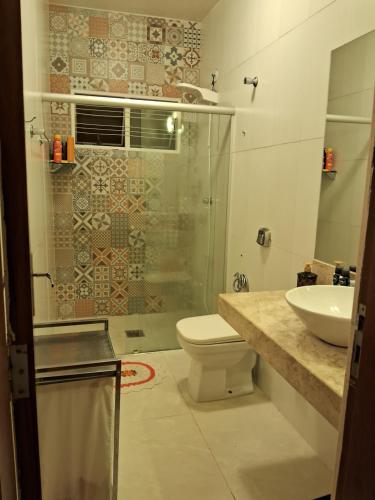 阿拉沙的住宿－Aconchego，带淋浴、卫生间和盥洗盆的浴室