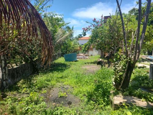 a garden with grass and trees and a fence at Camping Harmonia in Conde