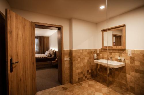 een badkamer met een wastafel en een spiegel bij Camelot Ostrava 