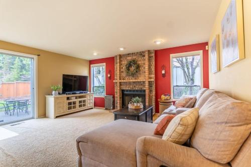 Μια τηλεόραση ή/και κέντρο ψυχαγωγίας στο Corporate Housing Charm near East Sammamish Park