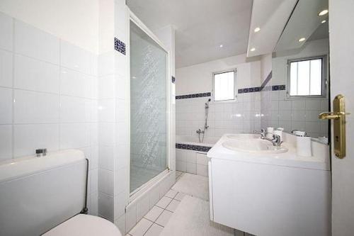 uma casa de banho branca com um WC e um lavatório em Vue Paris (&tour Eiffel), Maison indépendante em Suresnes