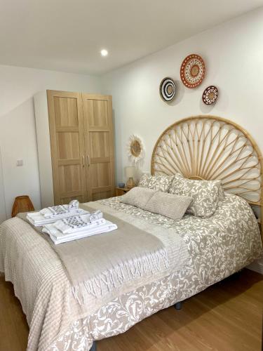 ein Schlafzimmer mit einem großen Bett mit hölzernem Kopfteil in der Unterkunft VUT El Cordón Con garaje in Zamora