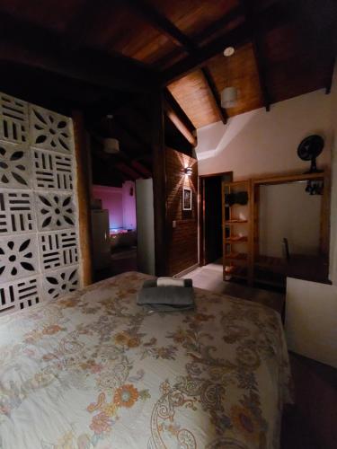 a bedroom with a large bed in a room at Refúgio no meio da natureza - Chalé Brisa Da mata in Alto Paraíso de Goiás