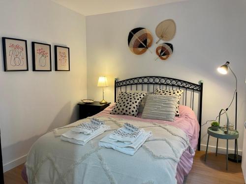 1 dormitorio con 1 cama con 2 toallas en Apartamento EL CORDÓN Con garaje en Zamora