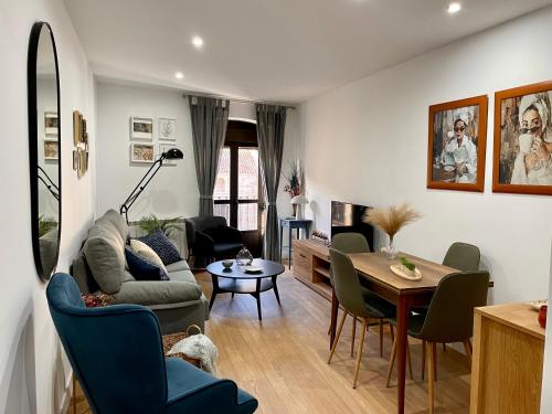 ein Wohnzimmer mit Couch und Tisch in der Unterkunft VUT El Cordón Con garaje in Zamora