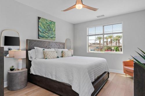 um quarto com uma cama e uma ventoinha de tecto em Desert Bliss by VARE Putting Green Pool Spa em La Quinta
