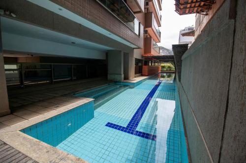 a swimming pool with blue tiles on the side of a building at Anna Suites Arpoador in Rio de Janeiro