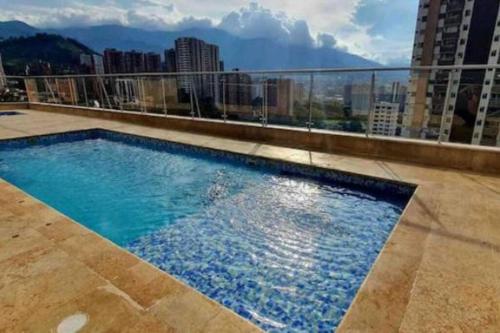 une piscine sur le toit d'un immeuble dans l'établissement Moderno Apartamento en Sabaneta / Medellín, à Sabaneta