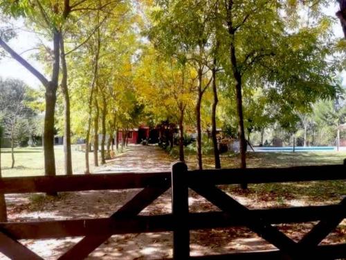 - Vistas al parque a través de una valla de madera en Hotel y Casa de Campo Oasis Campero Ezeiza -San Vicente en San Vicente