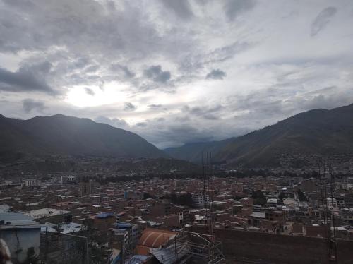 una vista di una città sotto un cielo nuvoloso di Debit a Huánuco