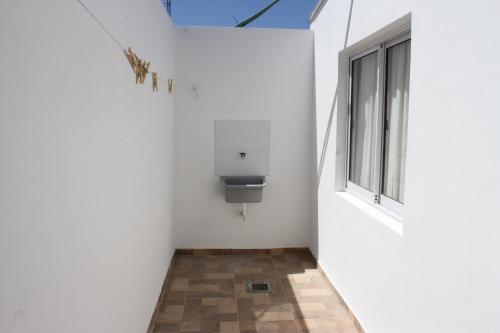 恰哈里的住宿－Alojamiento en Chajarí，白色墙壁上带卫生间的浴室