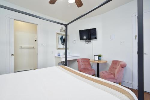 Μια τηλεόραση ή/και κέντρο ψυχαγωγίας στο Pepperell Place Inn Inc.
