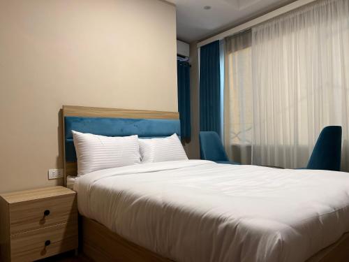 Cama o camas de una habitación en Golden Gem Hotel