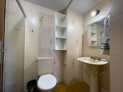 La salle de bains est pourvue de toilettes et d'un lavabo. dans l'établissement 6 Motivos para se Hospedar neste Apto! SQ42, à Maringá