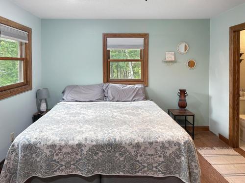 Llit o llits en una habitació de Lakeside 2br Retreat Relax And Reconnect