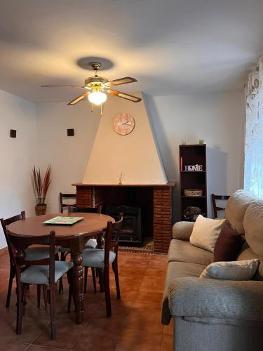 uma sala de estar com uma mesa e uma lareira em Casa Los Belenes em Cazorla