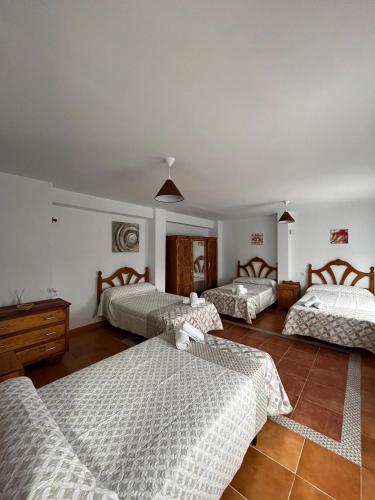 una camera con 3 letti di Casa Los Belenes a Cazorla