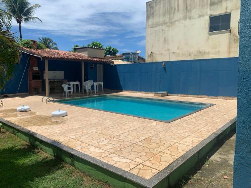 una piscina con patio y una casa en Condominio Brasil Coroa, en Porto Seguro