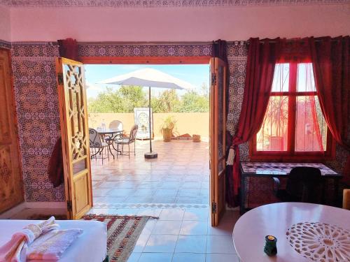 uma sala de estar com uma porta aberta para um pátio em Villa des étoiles em Ourika