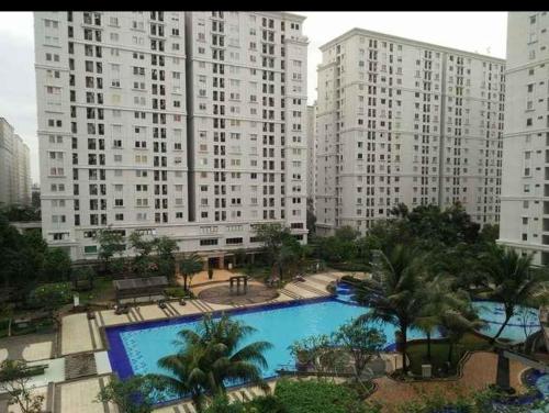 Výhled na bazén z ubytování Apartment studio kalibata city by alfan nebo okolí