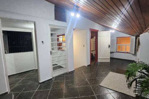 聖若昂－德雷的住宿－CASA DOS SINOS，一间设有白色墙壁和木制天花板的走廊的客房