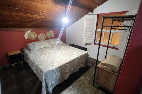 una camera da letto con un letto e una luce di CASA DOS SINOS a São João del Rei