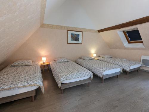 Ático con 3 camas y 2 lámparas en Gîte Sarzay, 5 pièces, 12 personnes - FR-1-591-185, en Sarzay