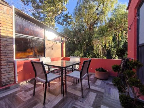 a patio with a table and chairs on a balcony at El Refugio de San Matías in Guanajuato