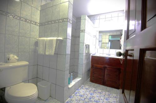 Un baño de Cozy getaway w/pool-tennis-bbq near Manuel Antonio