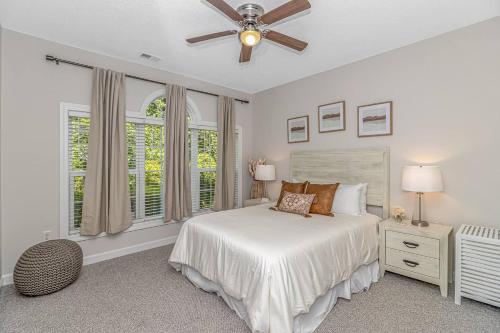 1 dormitorio blanco con 1 cama y ventilador de techo en 2 Bed North Myrtle Beach Retreat Sleeps 6, en Myrtle Beach