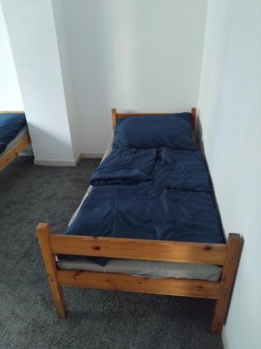 Una cama o camas en una habitación de Gdańsk tanie noclegi pokój nr 3 1-4 osobowy z łazienką na korytarzu