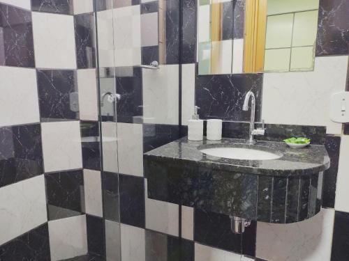 Ένα μπάνιο στο Apartamentos aconchegante Aki