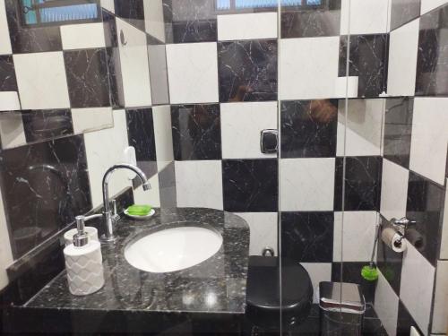 Ένα μπάνιο στο Apartamentos aconchegante Aki