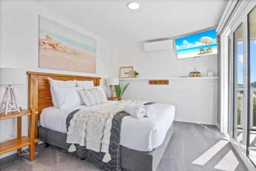 Postel nebo postele na pokoji v ubytování SALTAIR Beach House Right in Town
