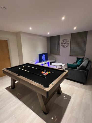 sala de estar con mesa de billar y sofá en Spacious Modern Apartment - Leeds City Centre en Leeds