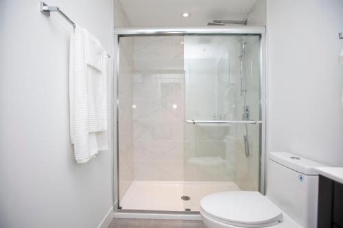 Ένα μπάνιο στο Westview Luxury Suites