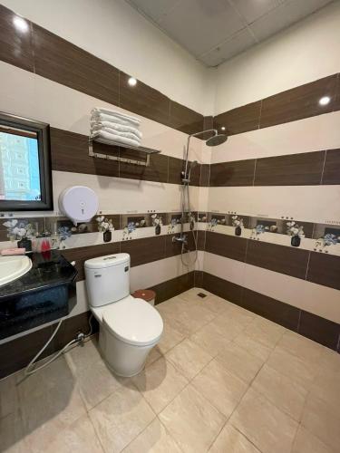 a bathroom with a toilet and a sink at Hồng Nhung Hotel Kiên Giang in Rach Gia