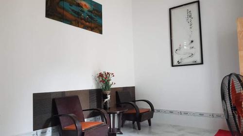 ein Esszimmer mit Stühlen und einem Tisch in der Unterkunft Hoa Lan Motel & Homestay in Giồng Tú Ðiền