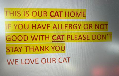 un cartello che dice che questa e' la nostra casa per gatti se sei allergico o non buono di MIMPIMOON Bunk Beds & Home a Pantai Cenang