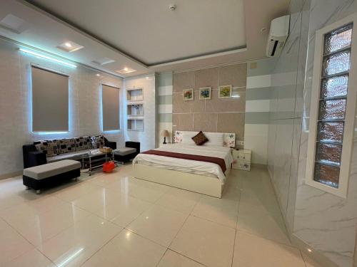 a bedroom with a bed and a bathroom at Hồng Nhung Hotel Kiên Giang in Rach Gia