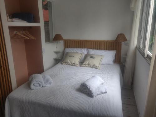 1 dormitorio con 1 cama con toallas en A estrenar, en San Isidro. en Beccar