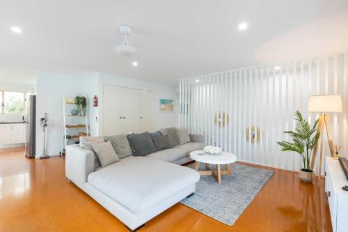 Posezení v ubytování Spacious 4-Bed House Metres from Beach